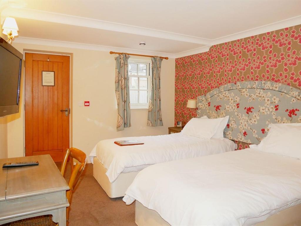 Отель The Angel In Wootton Bassett Ройал-Вуттон-Бассет Экстерьер фото