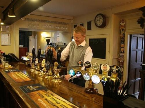 Отель The Angel In Wootton Bassett Ройал-Вуттон-Бассет Экстерьер фото
